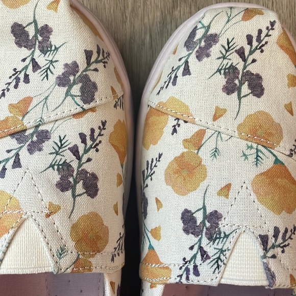 TOMS - Picture 2 of 3